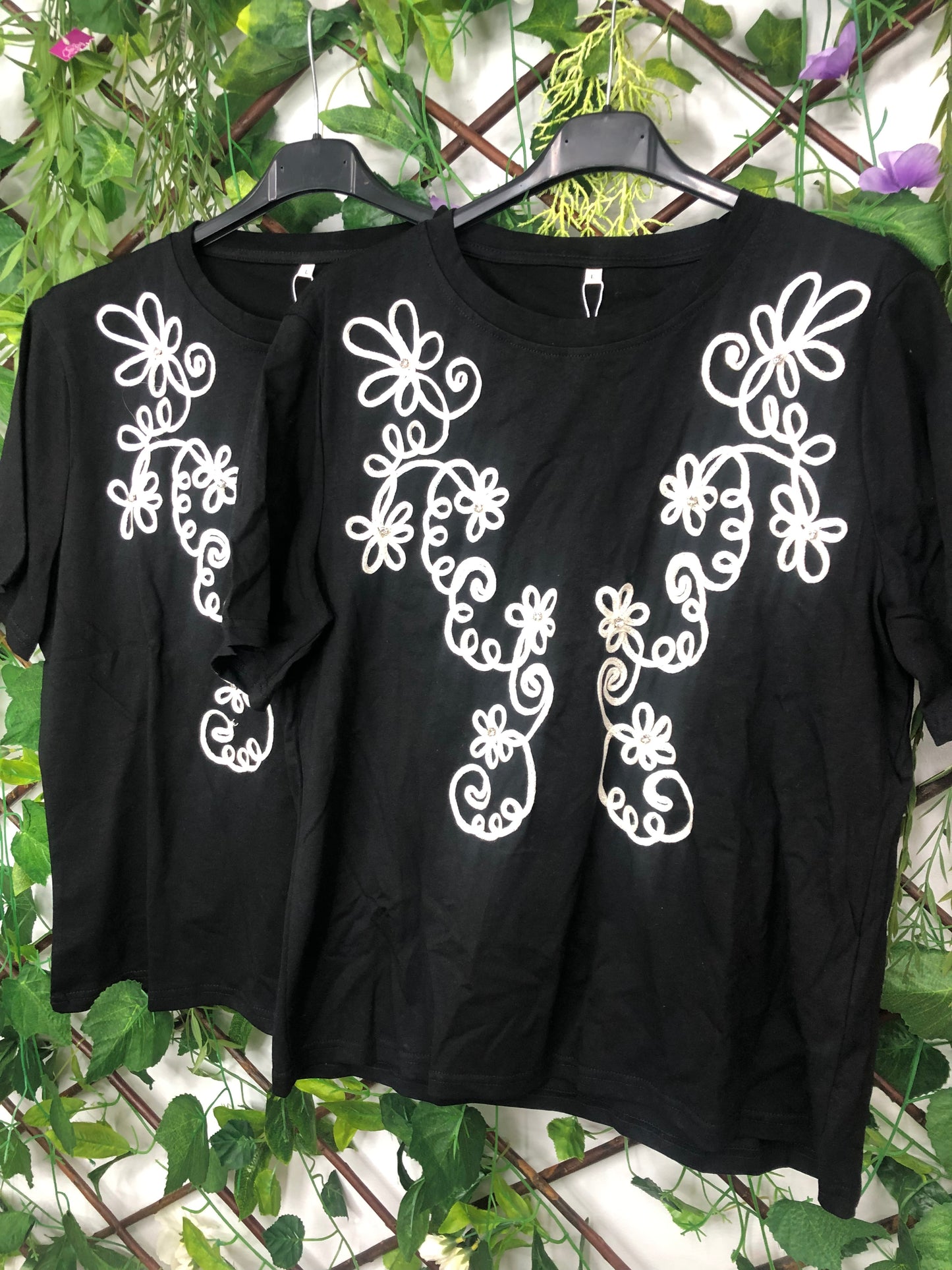 Camiseta Negra Bordada