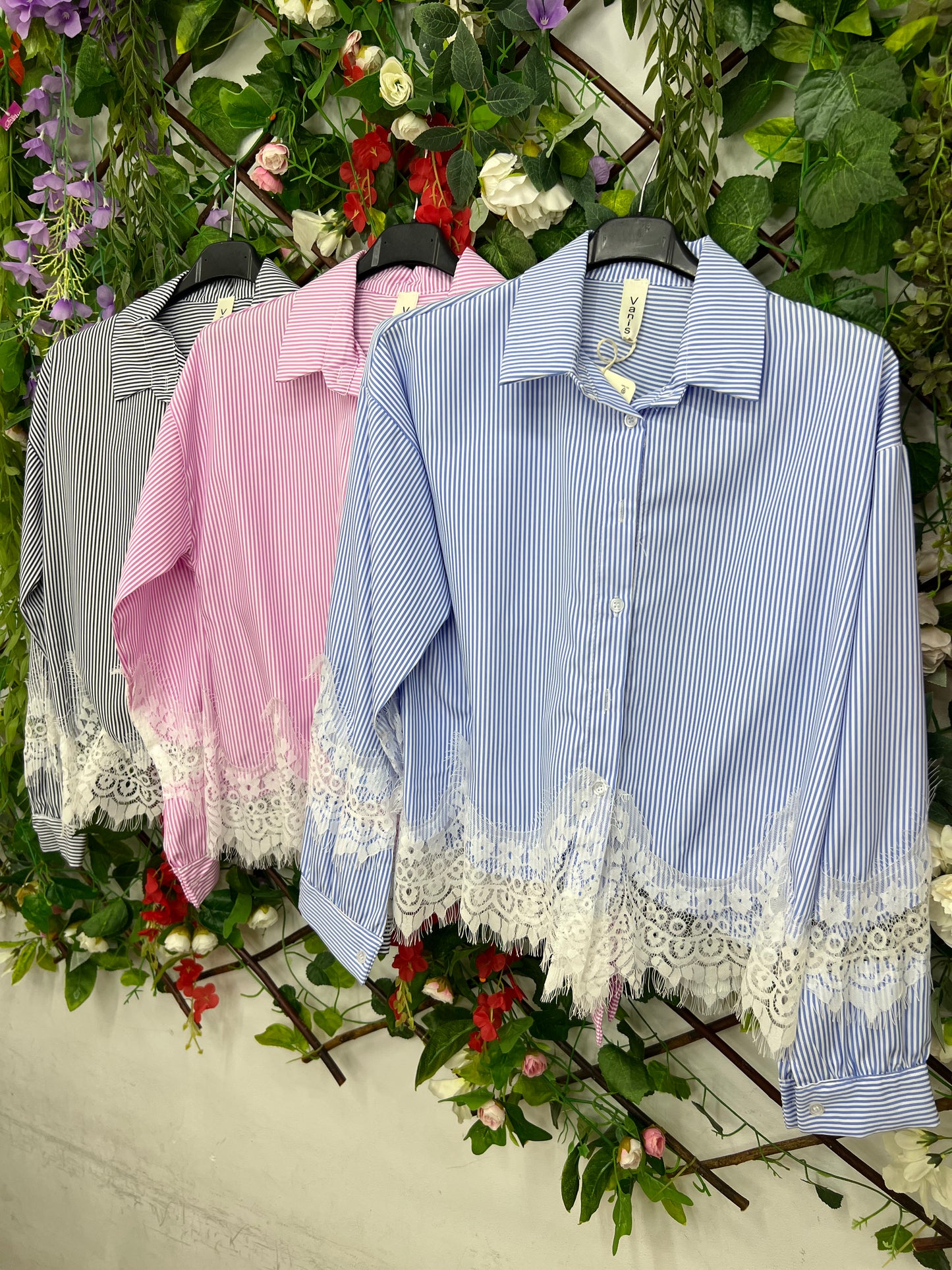 Camisa Rayas Encajes Puño y Bajos