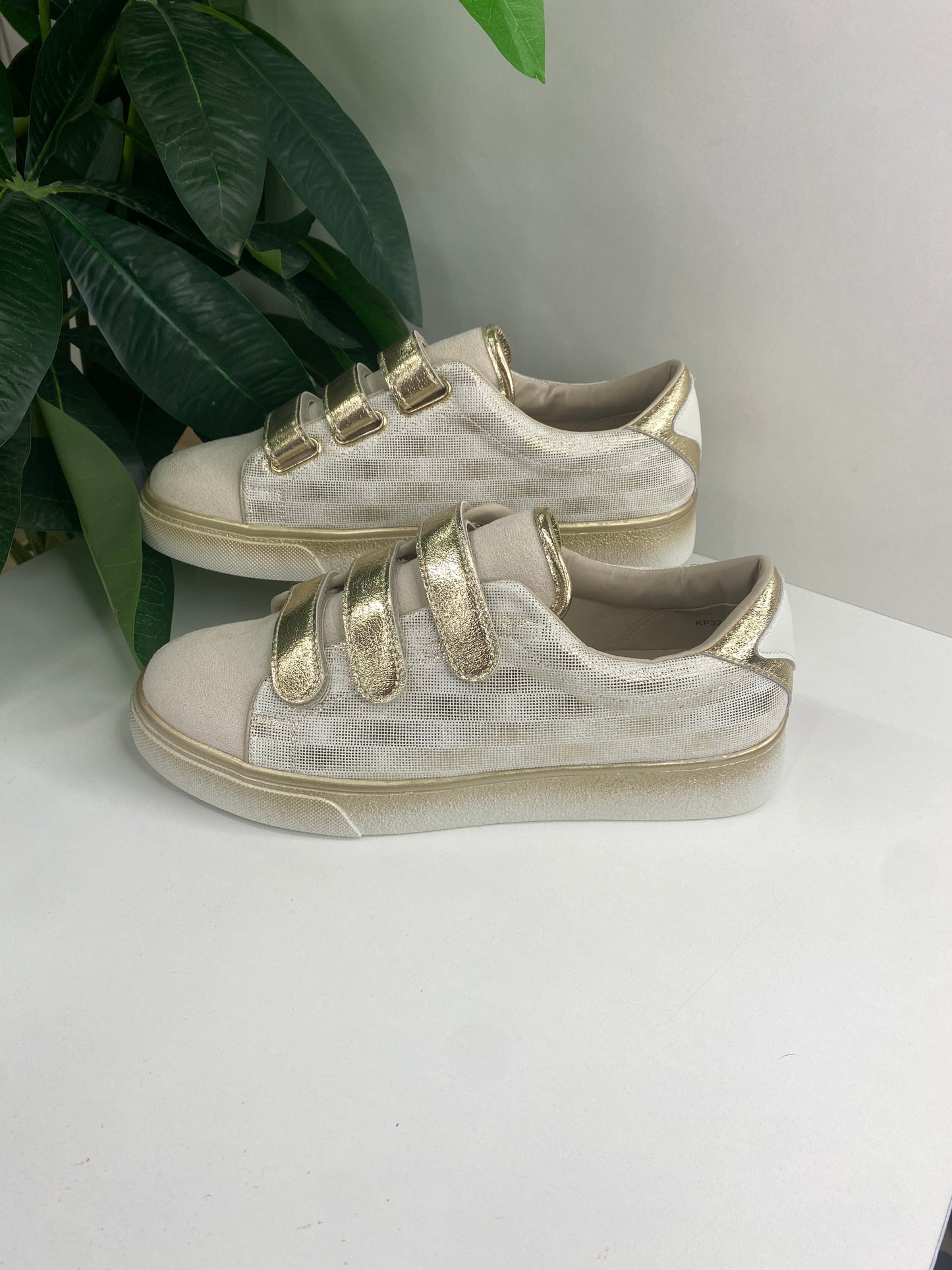 Goldene Sneakers mit Klettverschluss