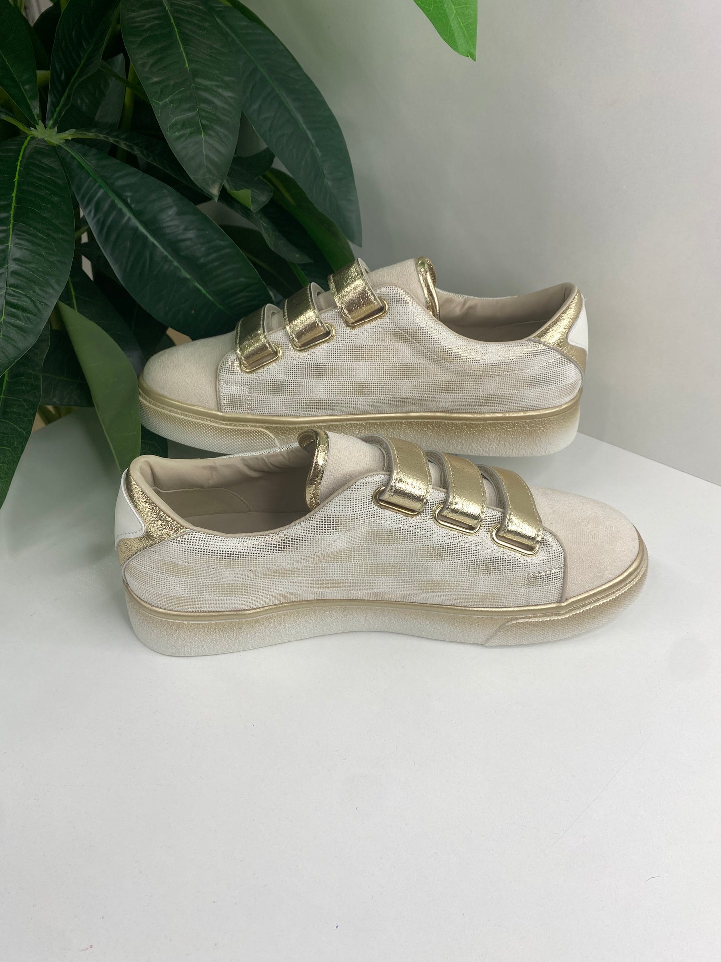 Goldene Sneakers mit Klettverschluss