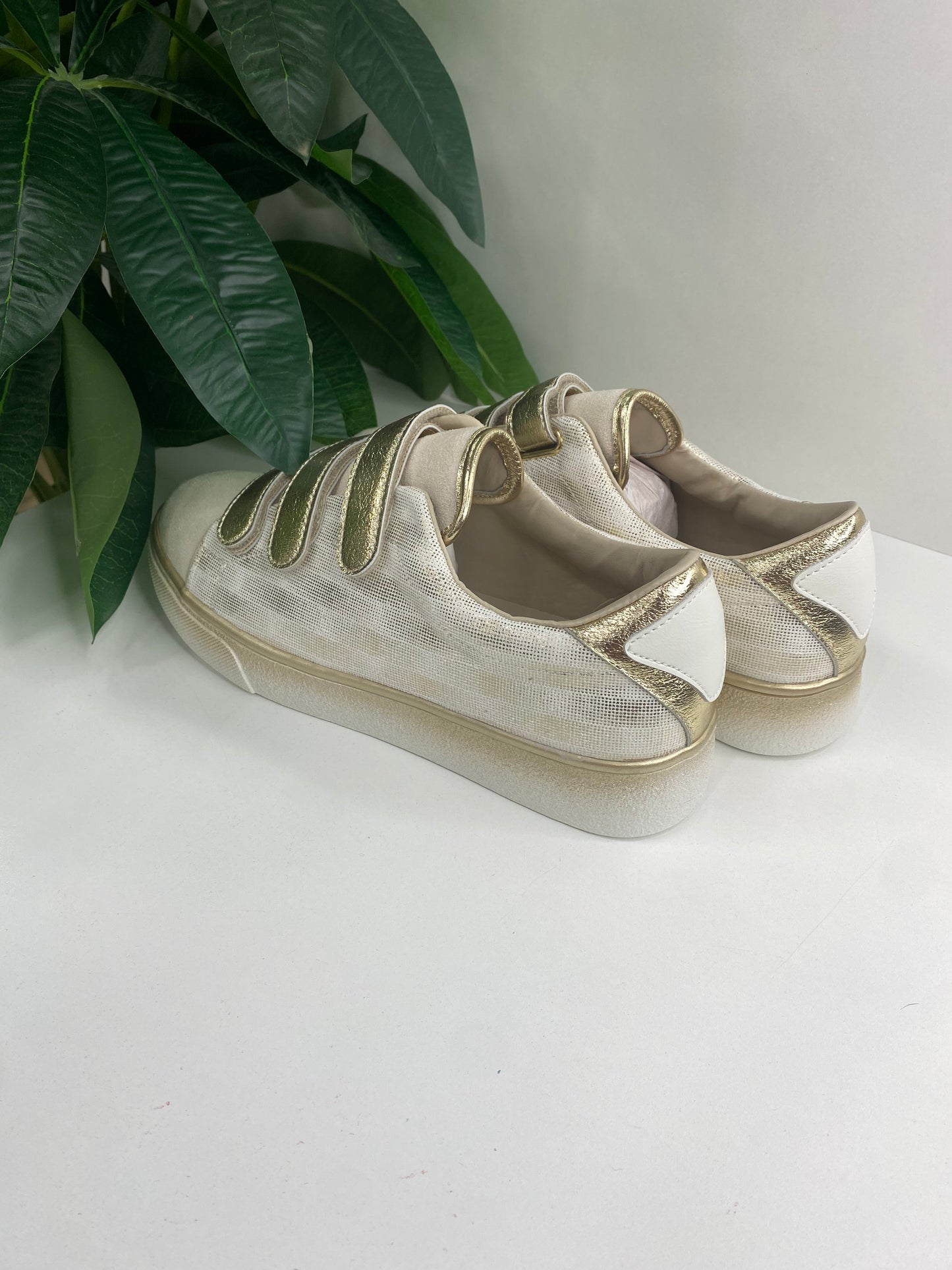 Goldene Sneakers mit Klettverschluss