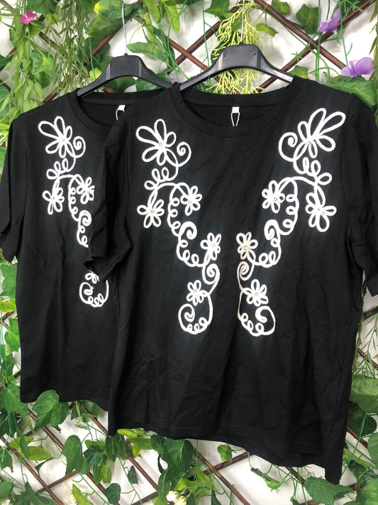 Camiseta Negra Bordada