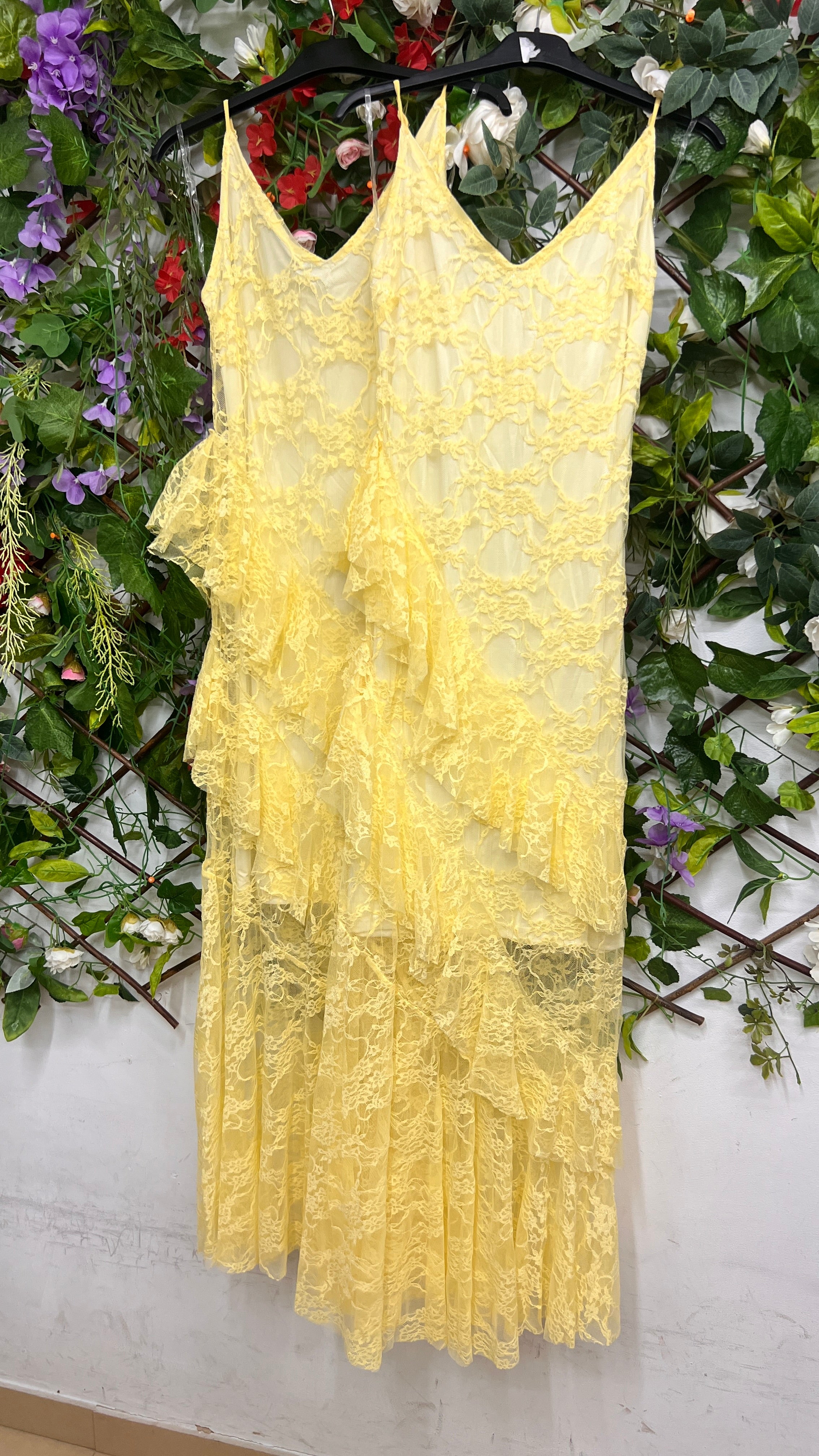 Vestido Encajes y Volantes