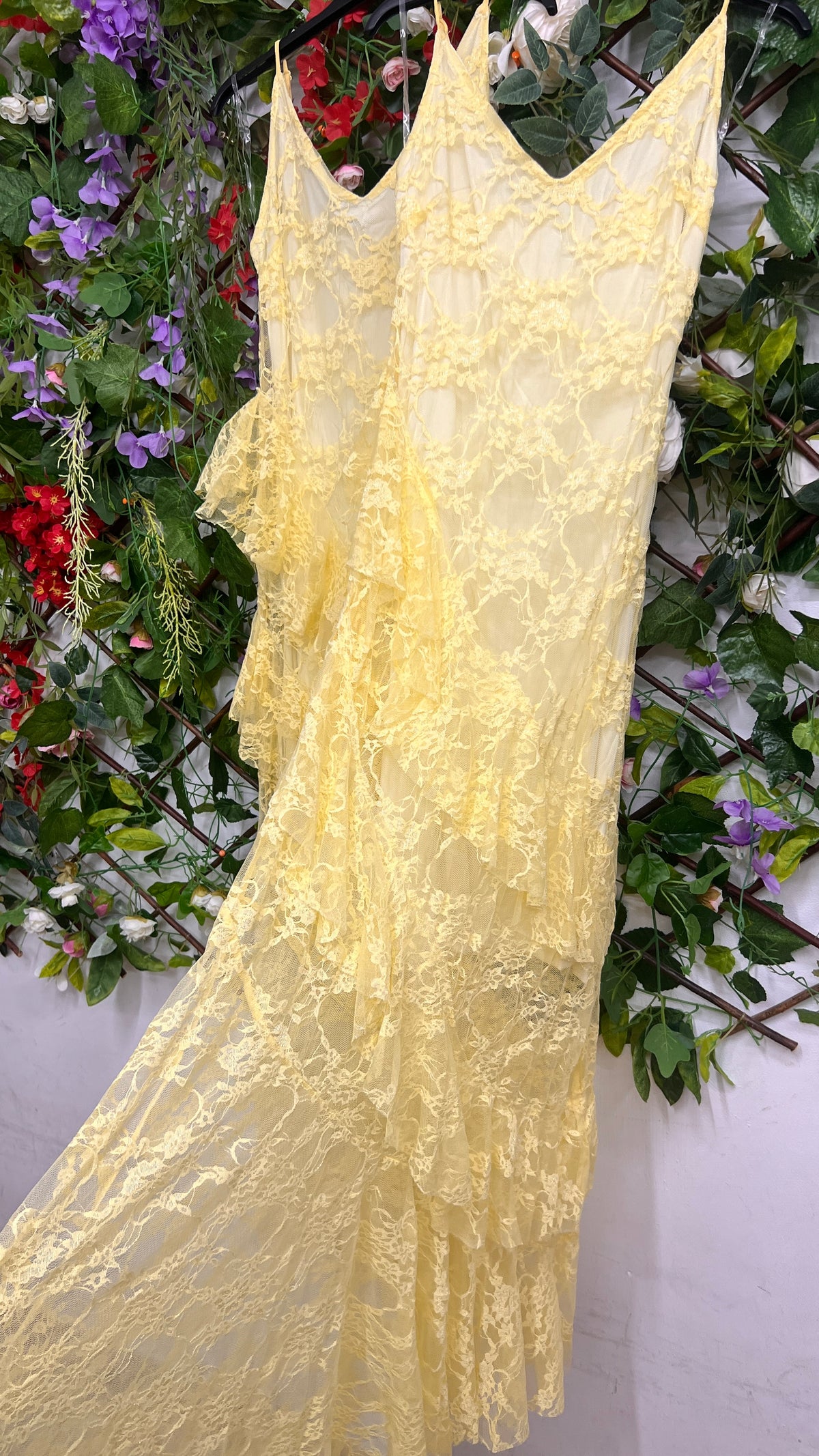 Vestido Encajes y Volantes